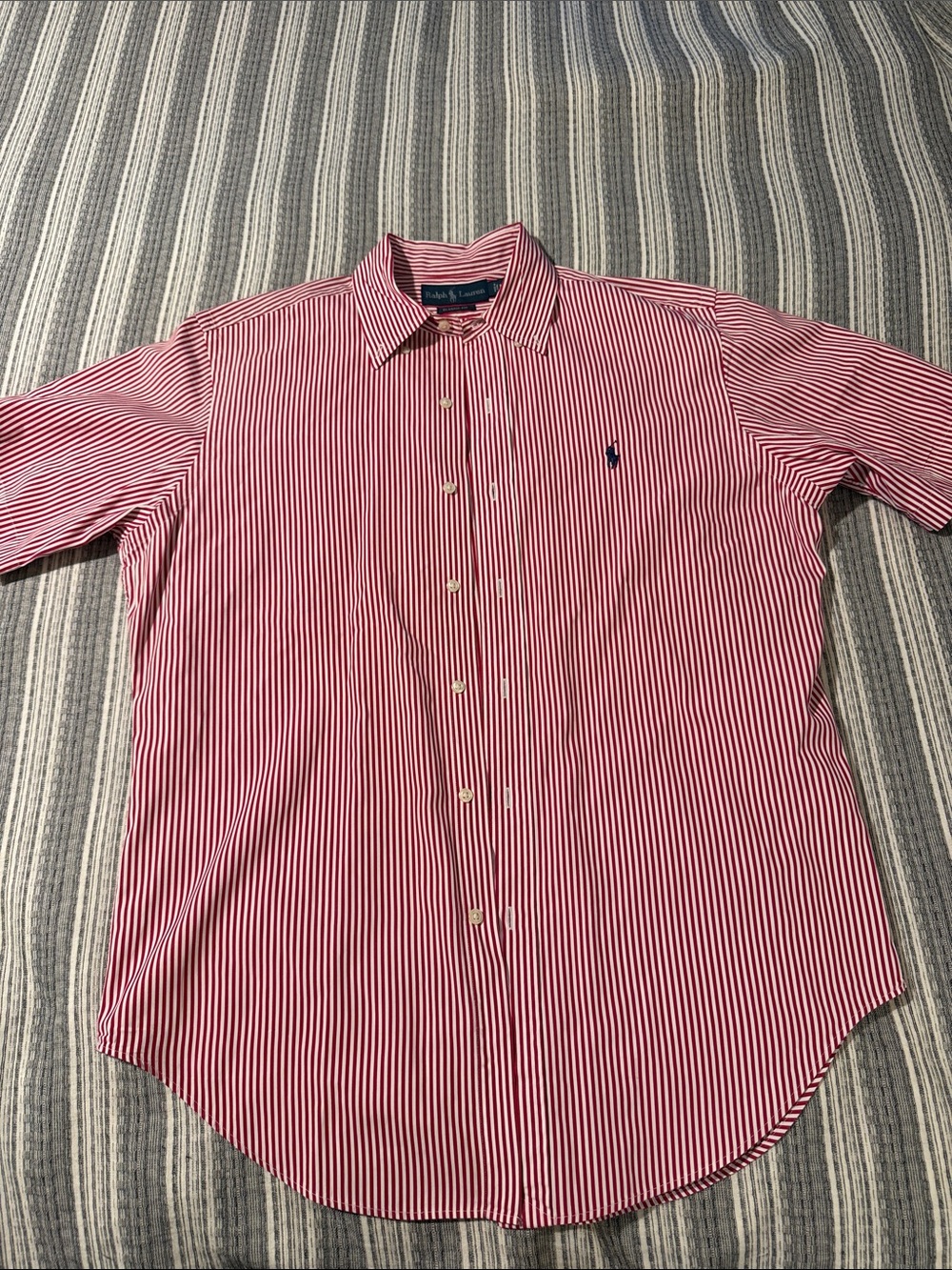 Men’s red and white stripe short sleeve button down. (M)